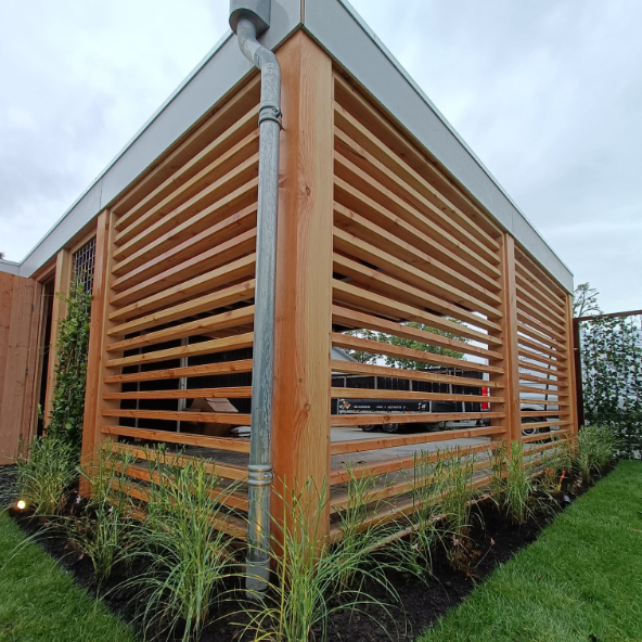 Carport vanuit de hoek