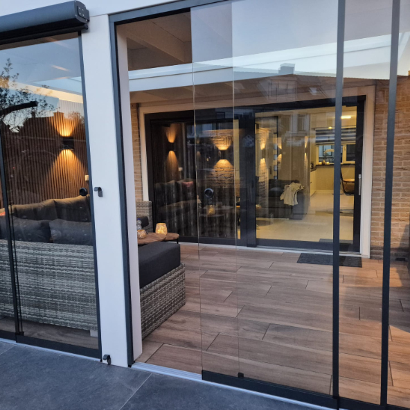 Glazen schuifdeur in overkapping