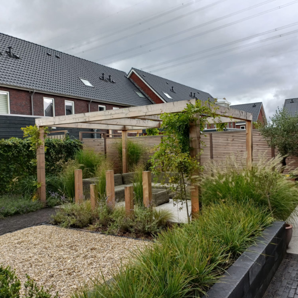 Grassen en overkapping