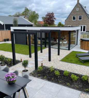 Moderne tuin met grind, staptegels, gras en een overkapping