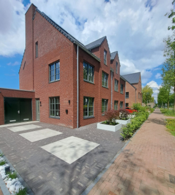 Oprit, donkergrijs met lichtgrijze tegels