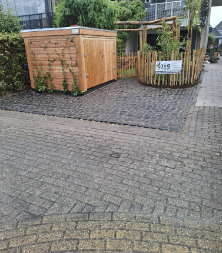 Oprit met grove stenen