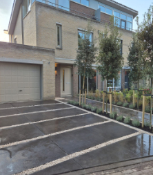 Oprit, grote tegels met grind ertussen