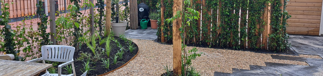 Organische tuin met hout, grind en groen