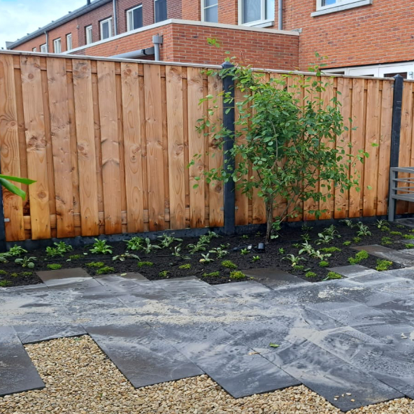 Organische tuin met houten schutting