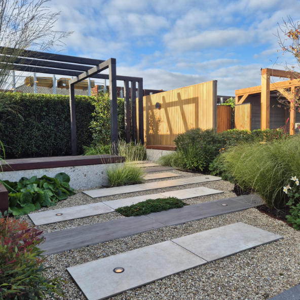 Organische tuin met staptegels