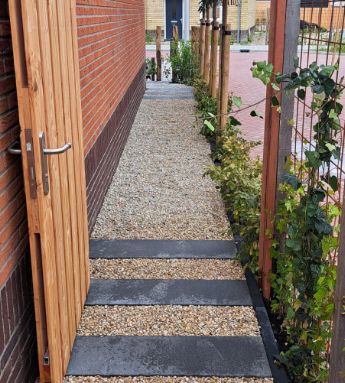 Organische tuin met poortdeur