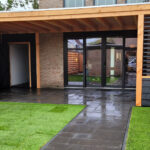 Overkapping bij tuin met kunstgras