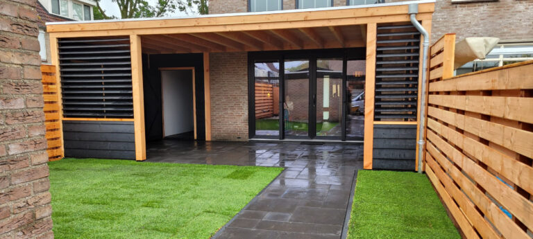 Overkapping bij tuin met kunstgras