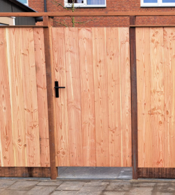 Schutting met poortdeur