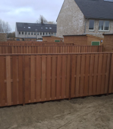 Schuttingen bij nieuwbouw huizenblok