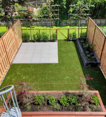 Tuin aan sloot. Met gras en tegels