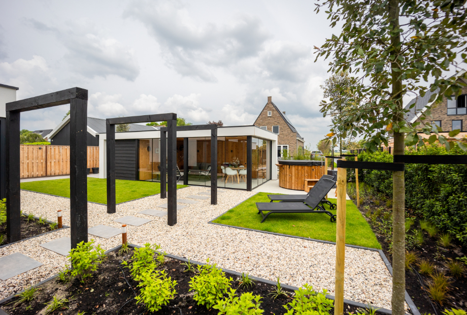 Tuin met gras grindpad en overkapping