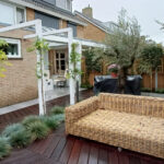 Tuin met houten vlonder