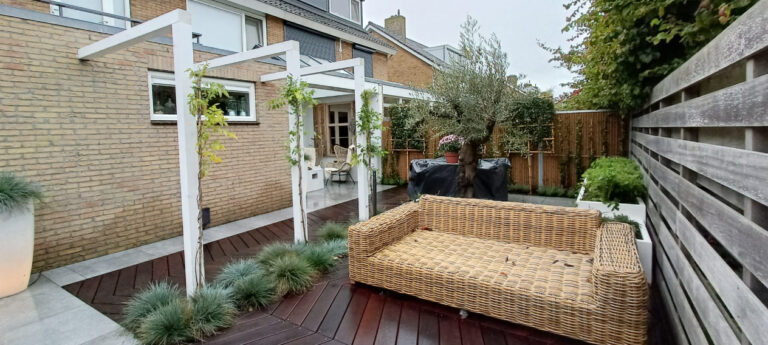 Tuin met houten vlonder