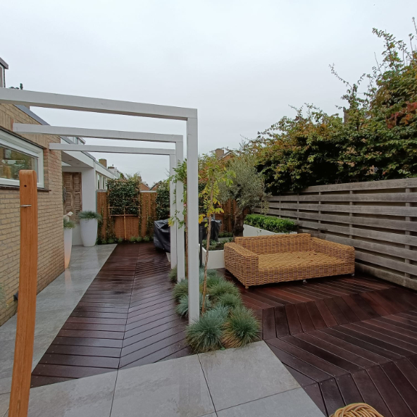 Tuin met houten vlonder en tegels