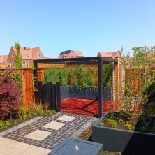 Tuin met overkapping en veel kleur
