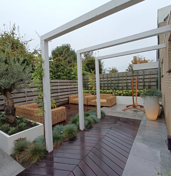 Tuin met tegels, vlonder en tuinset