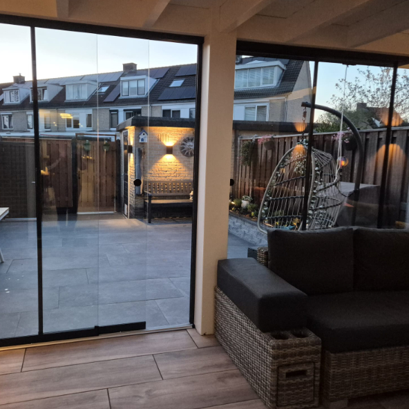 Tuin vanuit overkapping bij schemering