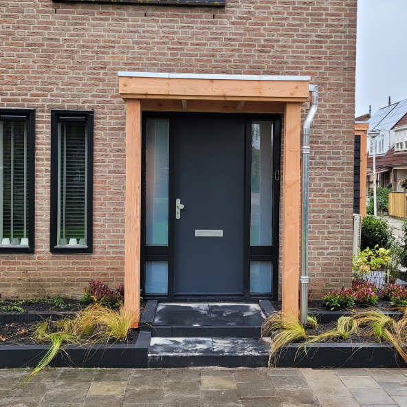 Voordeur met overkapping