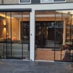 Witte overkapping aan huis