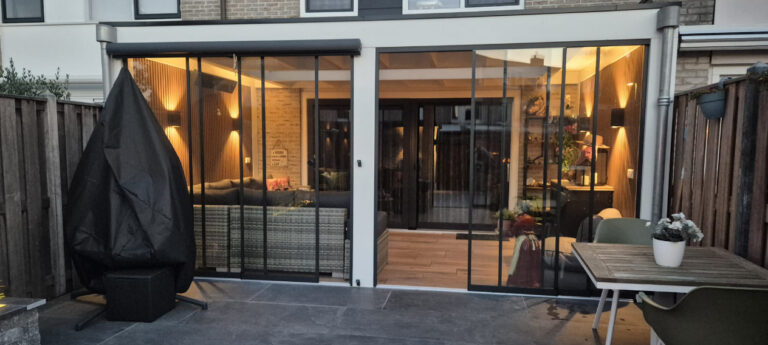 Witte overkapping aan huis