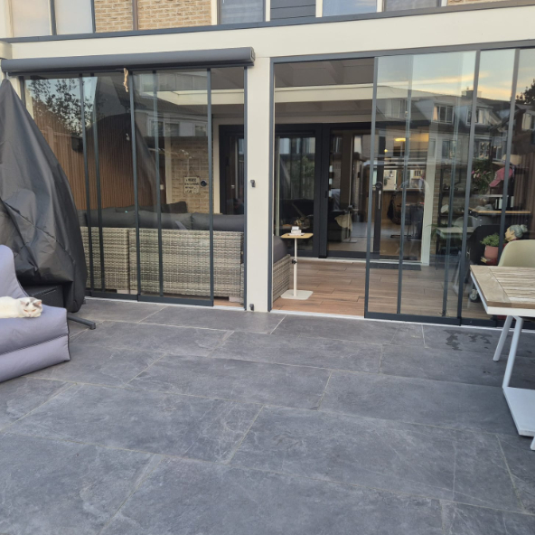 Witte overkapping overdag